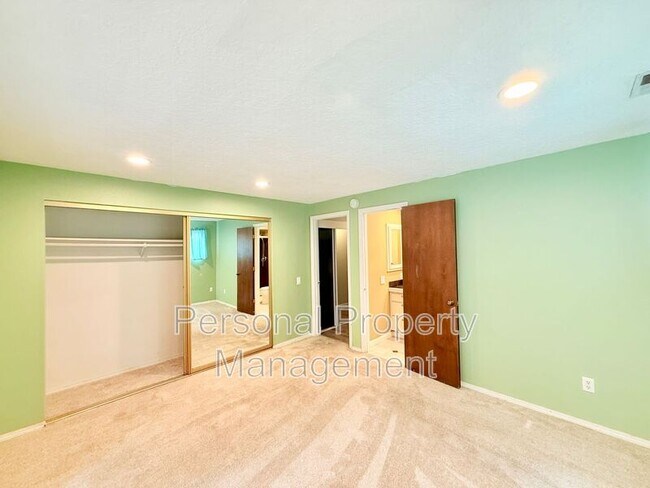 Building Photo - 9411 NE Pinecreek St