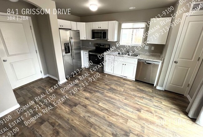 Building Photo - $500 OFF the first month of rent! Single F...