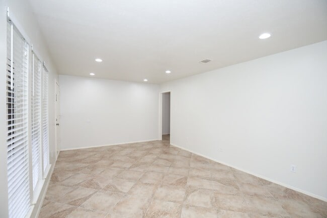 Building Photo - 3003 Planters St