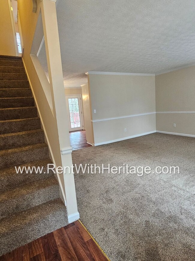 Building Photo - AWESOME 2 BEDROOM / 1.5 BATH APARTMENT IN ...