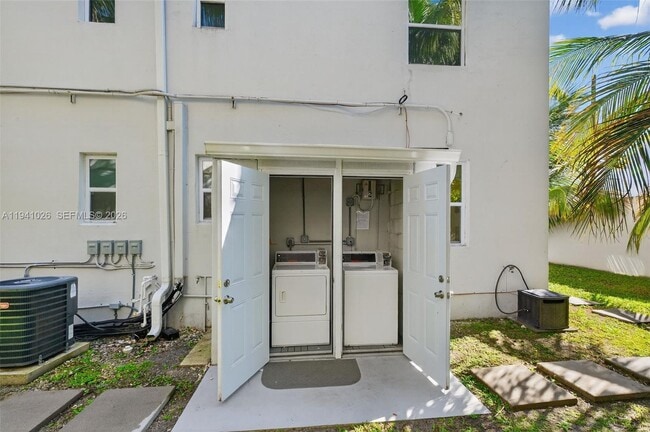 Building Photo - 3676 Oak Ave