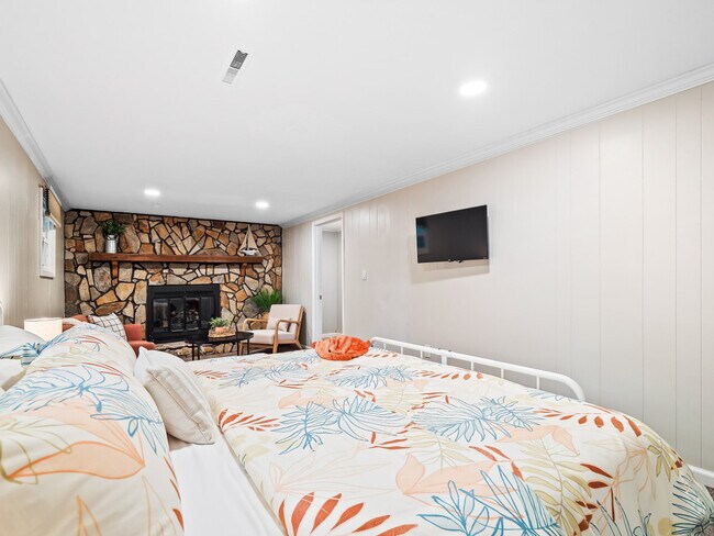 Building Photo - 5012 Hollyview Dr