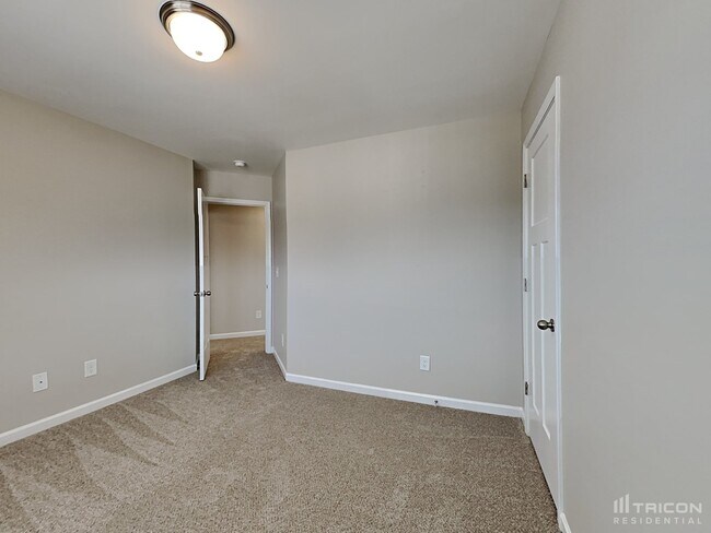 Building Photo - 877 Juno Dr