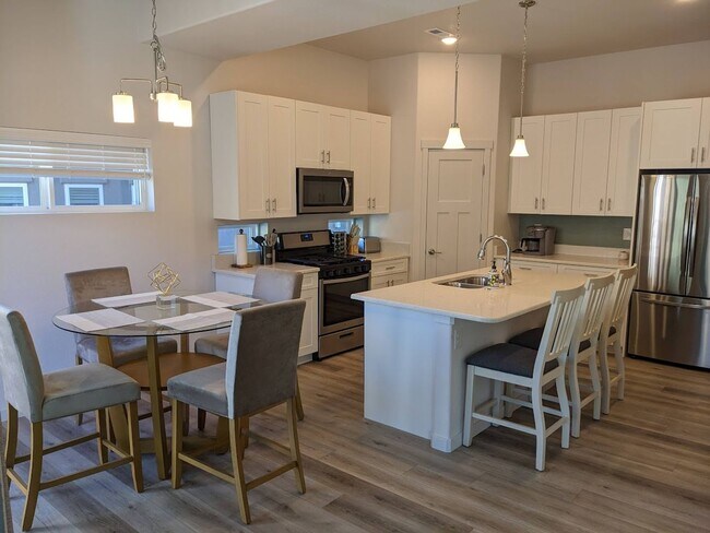 Building Photo - 3 Bed Luxury End Unit Townhome backs to Na...