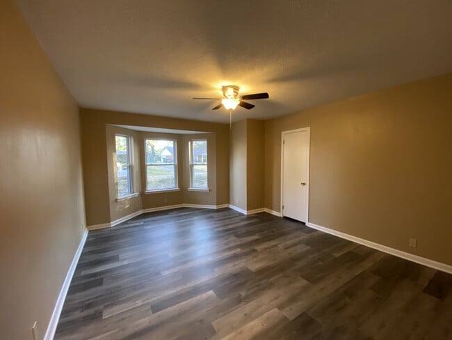 Building Photo - 2 Knightsbridge Pl