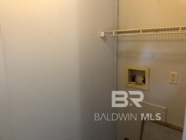 Building Photo - 210 Swallow Cir