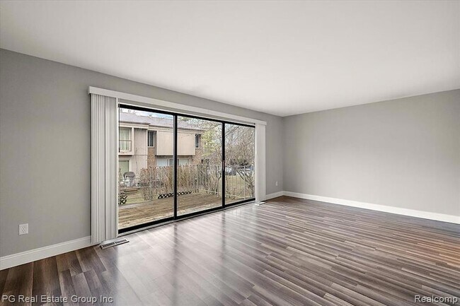 Building Photo - 1432 Oakbrook E Dr