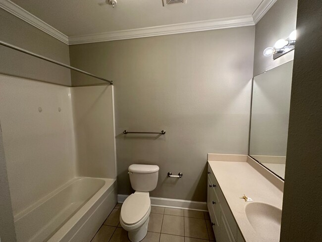 Building Photo - COMING SOON - FIRST FLOOR APARTMENT COMMUN...