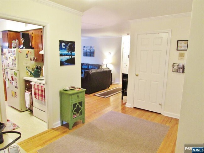 Building Photo - 522 Maple Ave