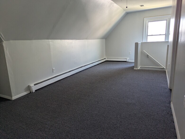 Building Photo - 933 Kossuth St