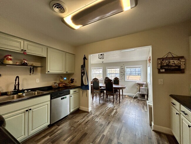 Building Photo - 3565 Dandelion Cres