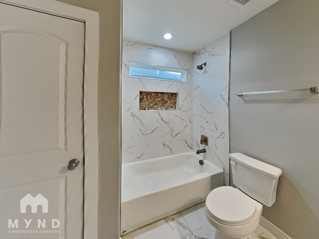 Building Photo - 712 Perry Ave