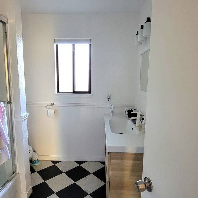 Building Photo - Bliss: Furnished 1BR Condo with Pool and P...