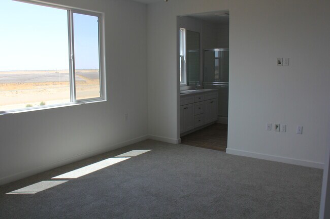 Building Photo - 3319 Golden Trails Ln