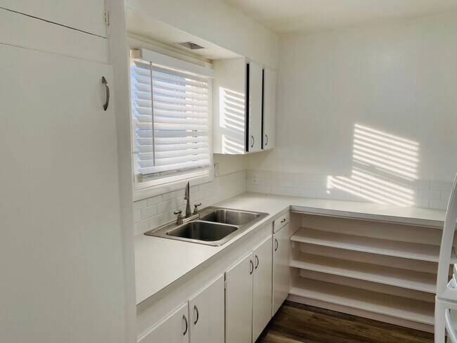 Building Photo - Super Cute Single Level Duplex Unit