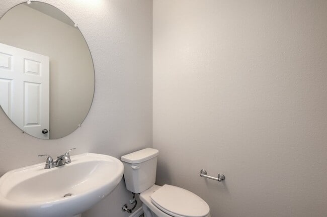 Building Photo - Fully Upgraded - 4bedroom & 2.5 bathrooms-