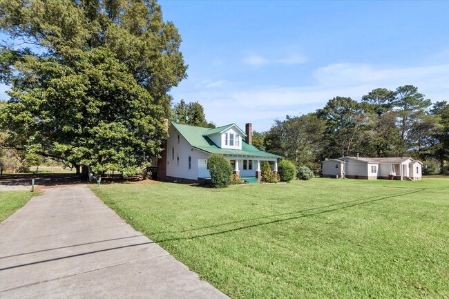 Building Photo - ASK ABOUT FREE RENT! Country Classic with Modern Convenience! Low maintenance!