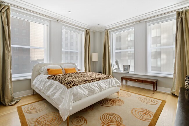 Building Photo - 159 E Walton Plz