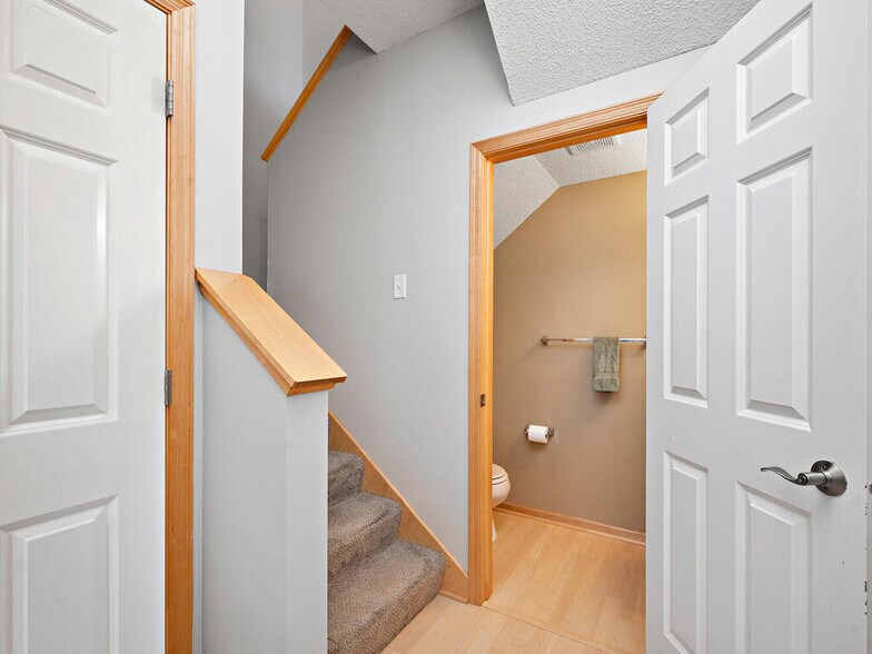 Powder room - 3443 Cherry Ln