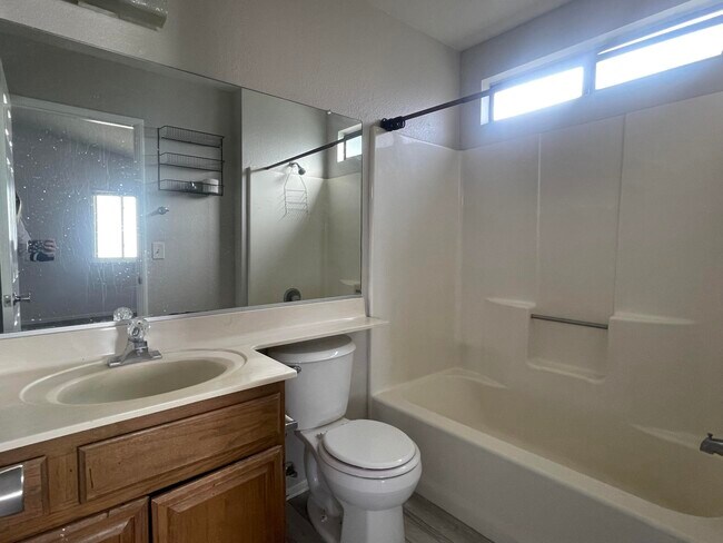 Building Photo - 2511 Emerald Ln