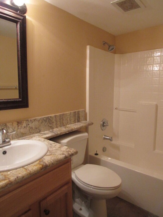 Building Photo - Updated condo in Bayview Terrace!