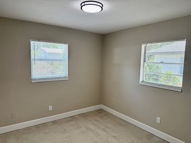 Building Photo - Fully Renovated and Modern 3/1 Available Now!