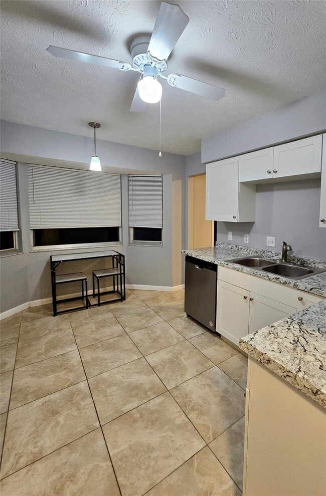 Building Photo - 1074 SW Jennifer Terrace