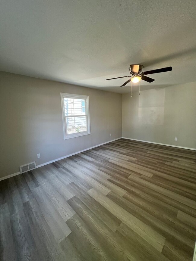 Building Photo - Completely Updated 3 Bedroom 2 Full Bath