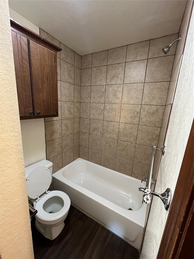 Building Photo - 1901 E Lindsey St