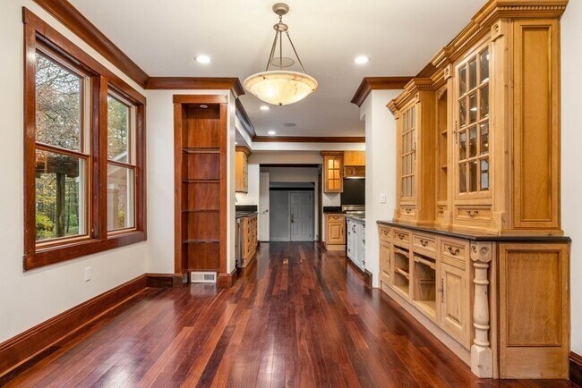 Building Photo - 12 Summit Rd