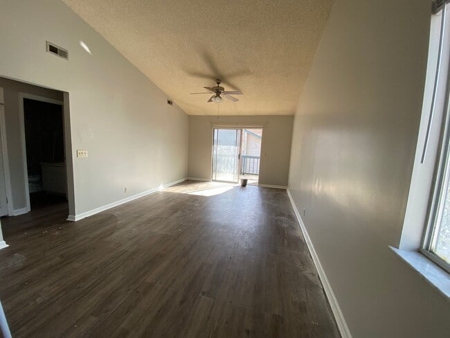 Building Photo - AVAILABLE LATE FEBRUARY 2026! (Pet Friendly)