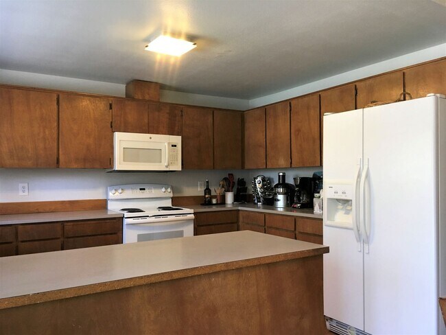 Building Photo - Charming Split Level in NE Bend - HUGE Yard!