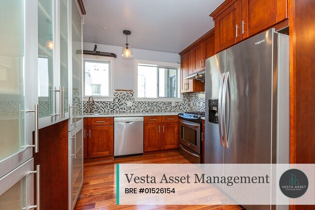 Building Photo - SPACIOUS TOP FLOOR 3 BED/2.5 BATH CONDO WI...