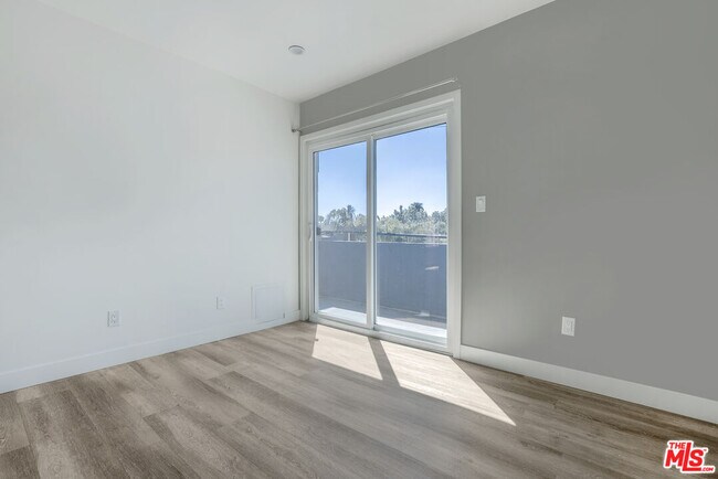 Building Photo - 6350 Willoughby Ave