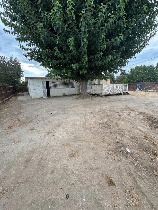 Building Photo - 707 N Villa Ave