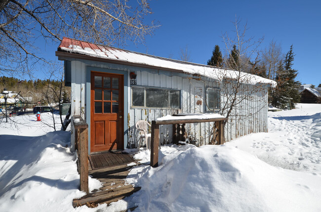 Primary Photo - Rustic Small 1 Bedroom Cabin-Pet negotiable