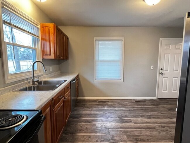 Building Photo - 3 BR/ 1 BA w/ renovated kitchen and bath