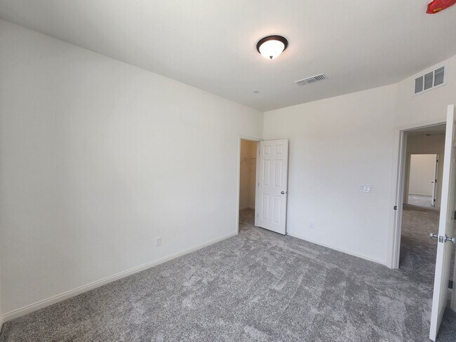 Building Photo - WOW Four Bedroom in North Summerlin!
