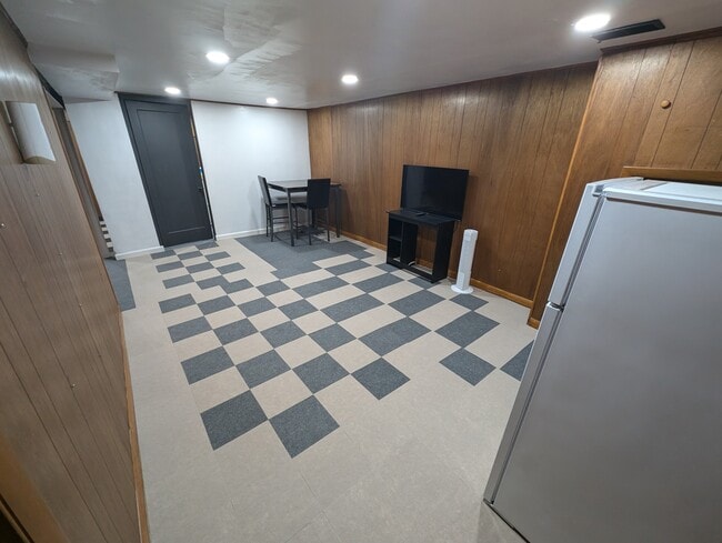 Building Photo - Rutland Ave