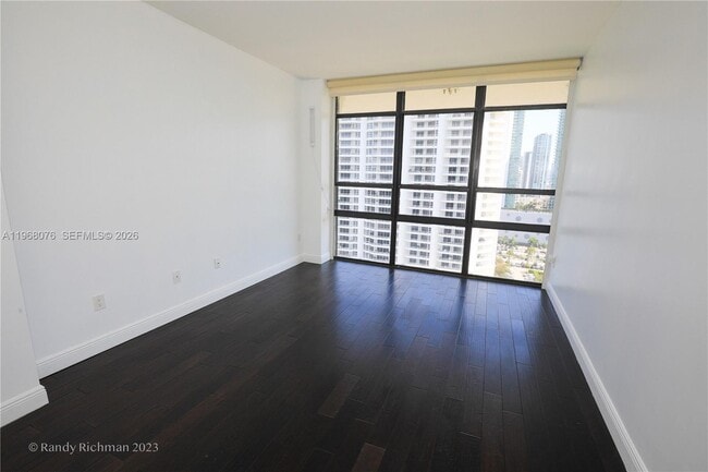 Building Photo - 600 NE 36th St