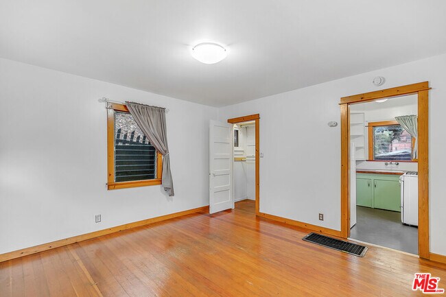 Primary Photo - 2540 1/2 Glen Green St