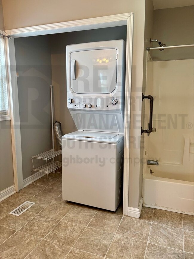 Building Photo - Spacious 3Bed/1.5Bath Close to Valparaiso