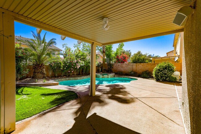 Building Photo - Southwest Pool Home With First Floor Bed And Bath