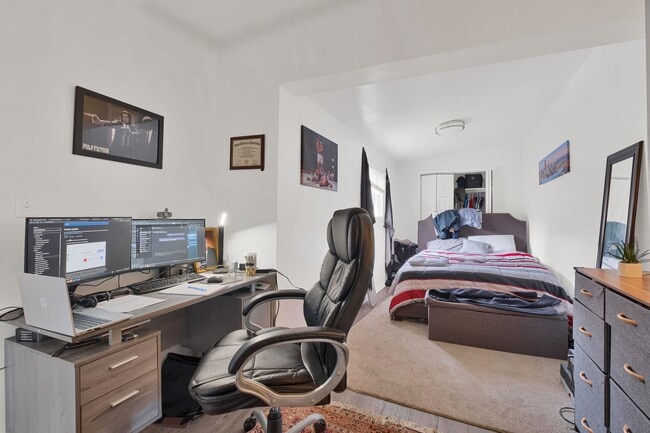 Building Photo - Cozy Home - South Side Flats