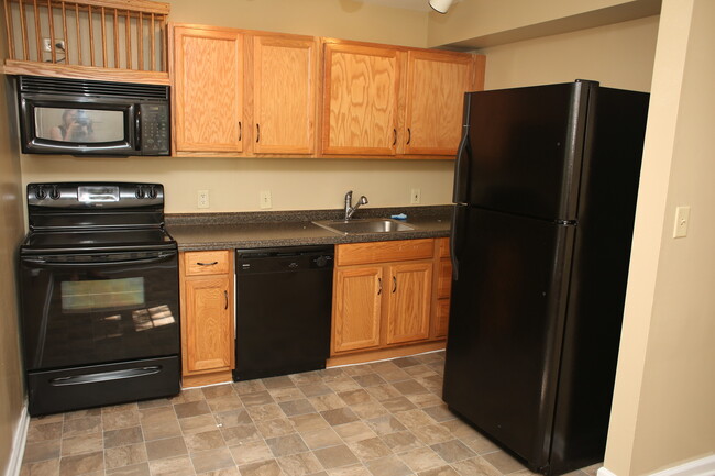 Primary Photo - 2 Bedroom Condo at the Villas!