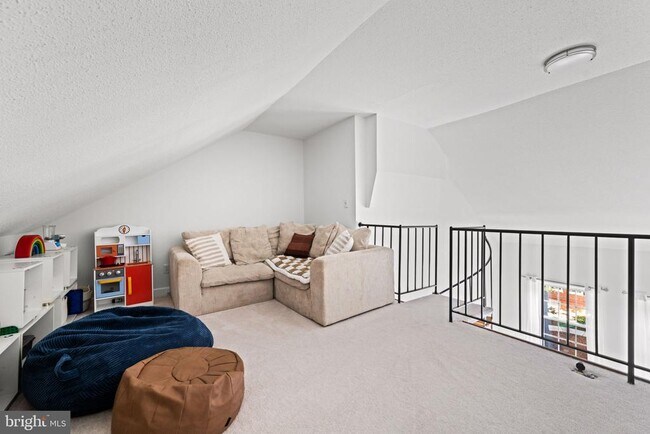 Building Photo - 3050 S Buchanan St