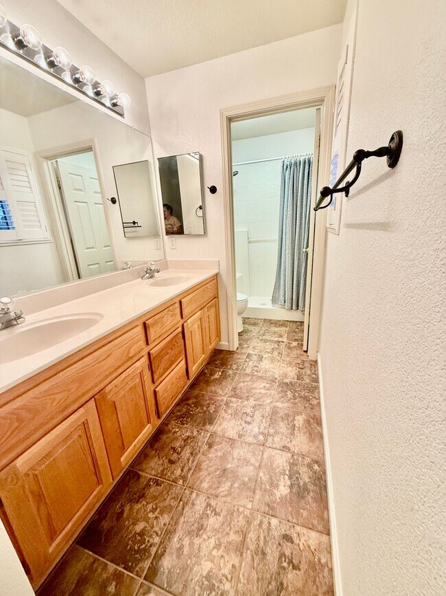 Building Photo - Great home available NOW