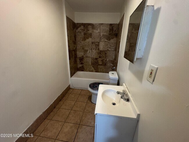 Building Photo - 724 Cortlandt St