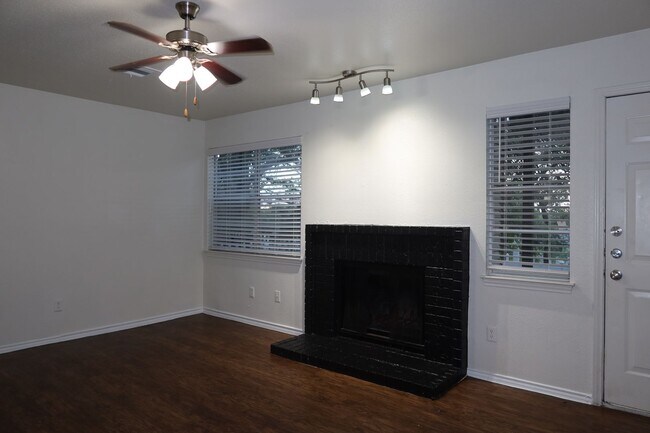 Building Photo - Downtown / Riverside Townhome - 2BD/2.5BA ...