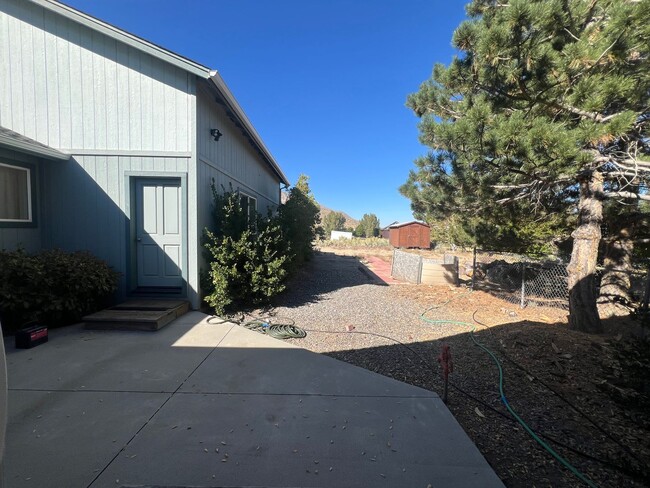 Building Photo - SPACIOUS! 4/4 Home in Gardnerville